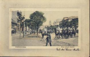 Debrecen Piac utca a Debrecen Szállóval és katonai lovasmenettel