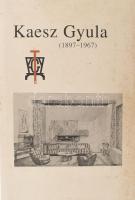 Kiss Éva: Kaesz Gyula (1897-1967.) Írta, a képeket és dokumentumokat vál.: - -. Gyoma, 2000, Kner-ny. Szerzői kiadás. Rendkívül izgalmas fekete-fehér és színes képanyaggal illusztrált. Kiadói kartonált papírkötés, kiadói papír védőborítóban.   Kaesz Gyula (1897-1967) építész, belsőépítész, bútortervező, grafikus, főiskolai tanár, az Iparművészeti Főiskola rektora. Felesége Lukáts Kató, (K(aeszné) Lukács Kató, 1900-1990) grafikusművész, illusztrátor.