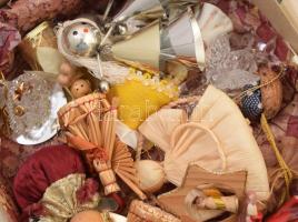 Nagy tétel karácsonyfadísz, benne üveg díszek is