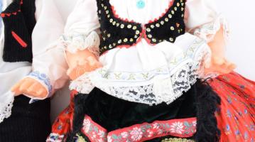 2 darab nagyobb méretű baba, sárközi népviseletbe öltöztetve, m: 55-60 cm