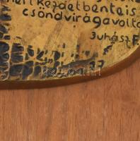 Rácz Edit (1936-): Fantáziajelenetes bronz plakett Juhász Ferenc verssoraival, fa lapon, jelzett, 24...