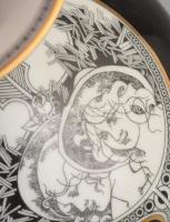 Hollóházi Jurcsák László által tervezett mintával díszített porcelán váza, matricás, jelzett, hibátl...