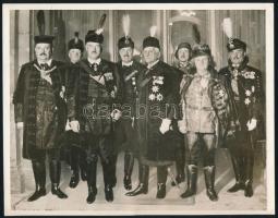 1936 A Darányi-kormány tagjai eskütételüket követően, balról jobbra: Hóman Bálint vallás- és közoktatásügyi miniszter, Bornemisza Géza kereskedelem- és közlekedésügyi miniszter, Lázár Andor igazságügy-miniszter, Kánya Kálmán külügyminiszter, Rőder Vilmos honvédelmi miniszter, Fabinyi Tihamér pénzügyminiszter, Kozma Miklós belügyminiszter. Amerikai sajtófotó (Associated Press Photo, New York), a hátoldalon angol nyelven feliratozva, 23x18 cm