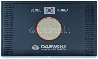 Dél-Korea 1986. 2000W acél "XXIV. Nyári Olimpia 1988. Szöul - Ökölvívás", "Daewoo Vállalat" plexi tömbben, karton tokban T:UNC South Korea 1986. 2000 Won steel "XXIV Summer Olympics 1988 Seoul - Boxing" in "Daewoo Corporation" poly block, in cardboard case C:UNC Krause KM#50