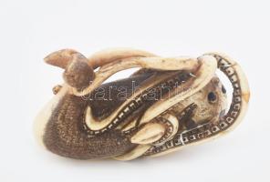 Bálnát formázó Necuke. Antik japán, faragott csont, jelzett, javítással. / Antique Japanese netsuke,...