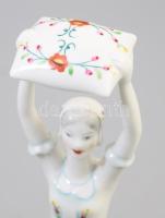 Hollóházi párnát tartó népviseletes lány, kézzel festett, jelzett, hibátlan, m: 27 cm