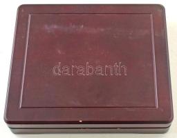 Mahagóni fa érmetartó kazetta bársonybéléssel, 2db kivehető tálcával, összesen 24db 5x5cm-es férőhel...
