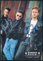 Bonanza Banzai együttes tagjainak aláírása az őket ábrázoló képen