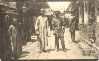 Officier de police chinois / Chinese police officer. photo