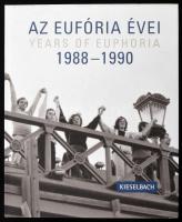 Nagy Piroska (szerk.): Az eufória évei 1988-1990. Years of Euphoria 1988-1990. Bp., é.n., Kieselbach. Magyar és angol nyelven. In Hungarian and English languague. Fekete-fehér és színes fotókkal gazdagon illusztrált. Kiadói kartonált papírkötés.