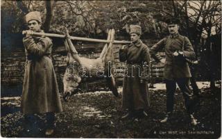 1917 Der Wolf von Sawischtschae / Első világháborús orosz hadifogoly katonák elejtett farkassal egy német táborban / WWI German military camp, Russian POWs (prisoners of war) with hunted wolf