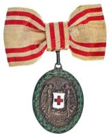 1915. "Vörös Kereszt Ezüst Díszérme hadidíszítménnyel" női csokorszalagon, jelzelen Ag kitüntetés T:AU patina / Hungary 1915. "Red-Cross Silver Medal with Military Ornament" on women's ribbon, Ag decoration, without hallmark C:AU patina NMK 285.