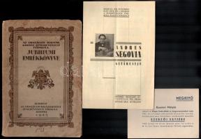 Az Országos Magyar Királyi Zeneművészeti Főiskola jubileumi emlékkönyve 1875-1925. Bp., 1925., Országos Magyar Királyi Zeneművészeti Főiskola. Fekete-fehér illusztrációkkal. A borító Jaschik Álmos munkája. Kiadói illusztrált papírkötés, szakadt, kopott, foltos borítóval, sérült gerinccel, javított kötéssel, + 1938 Koncert programfüzet, benne Andres Segovia gitár-, Dohnányi Ernő és Jacques Thibaud szonáta-, és Igor Sztravinszkij nagyzenekari estjével, ceruzás bejegyzésekkel, 12 p. + 1942 Kaszotri Mátyás szerzői est meghívó.