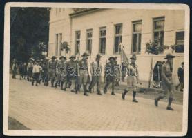 1933 A 245. Ráday cserkészcsapat felvonulása Pestújhelyen, fotó, hátoldalon felirattal, sarkain törésnyom, 6×8,5 cm