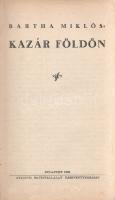 Bartha Miklós:  Kazár földön. Budapest, 1939. Stadium Sajtóvállalat Rt. 246 + [2] p. Bartha Miklós (1848-1905) jogász, politikus, közíró. A függetlenségi szemléletű közíró és politika a magyar nemzetpolitika fontos megalapozója. A nagybirtok, illetve a spekulatív tőke térfoglalása ellen írott vitairata kárpátaljai utazásán alapul. A társadalomelméleti, illetve szociográfiai munka összefüggést keres a magyar érzelmű rutén kisebbség nyomorba dőlése, kivándorlása és az áttelepülő galíciai zsidó telepesek térnyerése között. Ez utóbbiakat Bartha Miklós, hogy megkülönböztesse őket a hazafias magyar zsidóságtól, kazároknak nevezi. A munka első kiadása 1901-ben jelent meg, Kolozsváron. 1939. évi kiadásához Kovách Aladár írt bevezetőt. Sérült gerincű, vaknyomásos kiadói kartonkötésben.