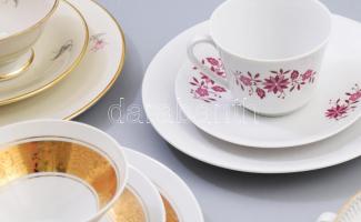 6 darab porcelán reggeliző szett: csésze alátéttel és desszertes tányér. Jelzett, kopással, közte ri...