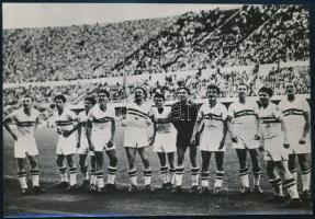 1952 Az olimpiai bajnok magyar, Aranycsapat tagjainak fotója, a hátoldalán feliratozva, modern előhívás, 12x18cm