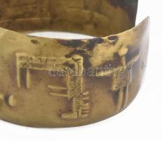 Juhász Ferenc (1936-1971): Karék. Ember- és állatmintákkal díszített hengerelt bronzlemez, jelzés né...