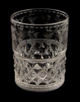 Pohár. cca 18. sz. vége - 19. sz. első harmada, feltehetően Szászország környéke, felfelé enyhén szélesedő testén fazettált és gravírozott virágmintás díszítéssel. Kis kopottsággal, m: 11,5 cm /// Glass. Circa late 18th century ? early 19th century, presumably from the Saxony region. The body slightly widening upwards, with faceted and engraved floral pattern decoration. Minor wear. Height: 11.5 cm.