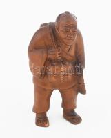 Japán netsuke - vándor. Faragott és pácolt puszpángfa, felfűzéshez szükséges lyukpárral, jelzett, hibátlan, m: 6 cm