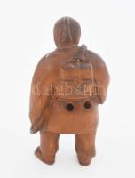 Japán netsuke - vándor. Faragott és pácolt puszpángfa, felfűzéshez szükséges lyukpárral, jelzett, hi...