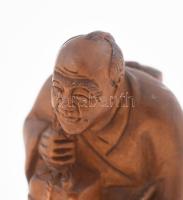 Japán netsuke - vándor. Faragott és pácolt puszpángfa, felfűzéshez szükséges lyukpárral, jelzett, hi...