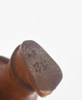 Japán netsuke - vándor. Faragott és pácolt puszpángfa, felfűzéshez szükséges lyukpárral, jelzett, hi...