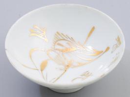 Japán porcelán katonai szakés csésze. cca 1940-1944, gyalogos hadosztály, páros zászló és kalligrafikus díszítéssel, sérüléssel, d: 8 cm