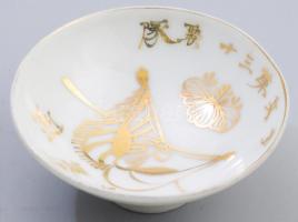 Japán porcelán katonai szakés csésze. cca 1940-1944, gyalogos hadosztály, páros zászló, császárfa levél és kalligrafikus díszítéssel, sérüléssel, d: 8 cm