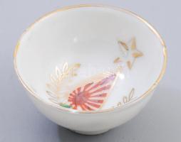 Japán porcelán katonai szakés csésze. cca 1940-1944, 4. lovas hadiszállítmányozási egység, zászló, koszorú és csillag díszítéssel, alsó oldalán lovas mintával, egy lepattanással, d: 5,5 cm