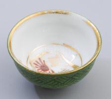 Japán porcelán katonai szakés csésze. cca 1940-1944, gyalogság, a japán udvariasság szó mellett zászló díszítéssel, Fujiwara tulajdonosi megjelöléssel, alsó felülete festett és nyomott díszítéssel, kis kopással, d:5,5 cm