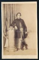 cca 1860 Férfiporté, keményhátú fotó Mayer György pesti műterméből, 10,5×6,5 cm