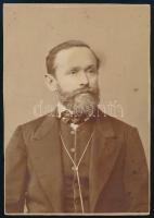 cca 1870 Férfiportré, keményhátú fotó Licskó János pesti műterméből, foltos, 14×10 cm