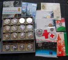 Szép hagyaték tétel, vegyes világ magyarral, sok ezüsttel, benne szettek, emlékérmek, alu éremtartó ...