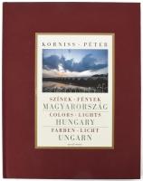 Kornis Péter: Színek, fények, Magyarország. Colors, Lights, Hungary. Farben, Licht, Ungarn. Nemeskürty István szövegével. A szerző, művész, Korniss Péter (1937-) Kossuth-díjas és Pulitzer-emlékdíjas fotográfus, fotóriporter által ALÁÍRT példány. [Bratislava], 2006, Slovart. Gazdag képanyaggal illusztrált. CD-melléklet nélkül. Kiadói illusztrált egészvászon-kötés, jó állapotban.