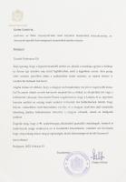 2022 Grétsy László (1932-2024) nyelvésznek szóló gratuláló levél és méltatás 90. születésnapja alkalmából Orbán Viktor miniszterelnök autográf aláírásával. Dísz mappában.