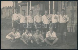 1919 Krasznaja Recska, Rjecska, Krasnaia- Rjetschka (Habarovszk, Khabarovsk); Az ekkor már amerikai fennhatóság alatt hadifogolytábor labdarúgó csapata Sport und Turn Verein Fotólap 14x9 cm Hátoldalán Stobbe Kálmán (1883-1936) építőmester, labdarúgó, a magyar válogatott edzője pecsétjével / Sport und Turn Verein football team in the Japanese-Russian POW (prisoner of war) camp, photo