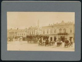 cca 1900 Máramarossziget (Sighet, RO) Főtér, konflisokkal, fotó kartonon 12x9 cm