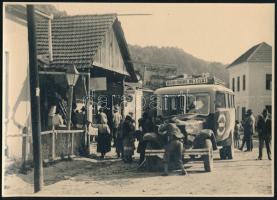 1934 Erdély, Nagyilonda, Ileanda; RO .A Nagybánya-Kolozsvár között közlekedő autóbusz az állomáson. / Autobus between Baia Mare and Cluj in Ileanda. 16x12 cm