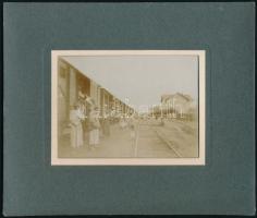 cca 1900 Nagybánya / Baia Mare RO, Aratóvonat román munkásokkal a vasútállomáson vesztegel. / HArvesting train in the railway station with Romanian workers. photo 12x9 cm in paspartu