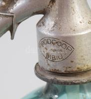 Zöldes színű bordázott szódásüveg, sascsőrös fejjel, jelzett, kopással, m: 32,5 cm