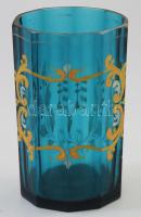 Emlékpohár. Türkizkék fazettált üveg, kopott zománcfestéssel és aranyfestéssel babérágak között Kossuth-címer ábrázolás, felette kopott "Éljen a Haza" felirat, túloldalán kartusban "Emlékül" felirat. cca 1850, Parád, m: 12 cm /// Commemorative Glass. Turquoise faceted glass, with worn enamel and gilding depicting the Kossuth coat of arms between laurel branches, with the worn inscription 'Éljen a Haza' (Long Live the Homeland) above, and 'Emlékül' (In Memory) in a cartouche on the reverse. Circa 1850, Parád. Height: 12 cm.