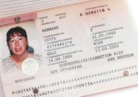 Modern fényképes útlevél