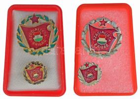 ~1970-1980. "Szocialista Brigád" műgyantás fém kitüntetés tokban, kitölteten oklevelekkel (2xklf) T:AU,XF