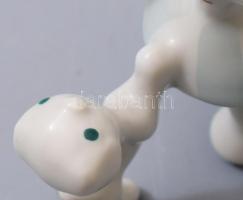 Hollóházi leány kutyával. Kézzel festett, jelzett, hibátlan terv: Őz-Szabó Antónia. 9 cm