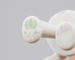 Hollóházi leány kutyával. Kézzel festett, jelzett, hibátlan terv: Őz-Szabó Antónia. 9 cm