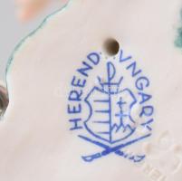 Herendi lovacskázó fiú. Kézzel festett, jelzett, tolla letörött 10 cm