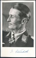 Johannes "Macky" Steinhoff (1913-1994) német Luftwaffe pilóta, repülő ász (176 légi győzelem), a Vaskereszt Lovagkeresztjének (tölgyfalombokkal) kitüntetettje autográf aláírása őt ábrázoló képen (későbbi előhívás), 20x12,5 cm. (A háború után a NATO tisztviselője lett, tábornoki rangot szerzett, 1966 és 1970 között a Német Légierő parancsnoka volt, valamint a Német Szövetségi Köztársasági Érdemrend nagykeresztjével is kitüntették.) // Autograph signature of Johannes "Macky" Steinhoff (1913-1994) German Luftwaffe pilot, fighter ace (176 aerial victories), recipient of the Knight's Cross of the Iron Cross (with Oak Leaves), on a photo (later copy), 20x12.5 cm. (After the war, he became a NATO official, rose to the rank of general, was the commander of the German Air Force between 1966 and 1970, and also received the Grand Cross of the Order of Merit of the Federal Republic of Germany.)