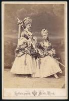 cca 1870 gróf Erdődy Júlia (1847-1901) császári és királyi palotahölgy, csillagkeresztes hölgy, egy másik előkelő, fiatal nemes hölgy (Gräfin Stefanie Saint-Julien) társaságában. Kabinetfotó Adéle cs. kir. udvari fényképész bécsi műterméből, a hátoldalon feliratozva, jó állapotban, 16,5x11 cm
