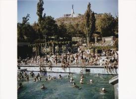 cca 1948 Robert Capa (1913-1954) (eredeti neve Friedmann Endre) magyar ? francia fotóriporter felvétele (Budapest, Gellért fürdő), a néhai Lapkiadó Vállalat központi fotólaborjának archívumából 1 db modern nagyítás, jelzés nélkül, 15x21 cm